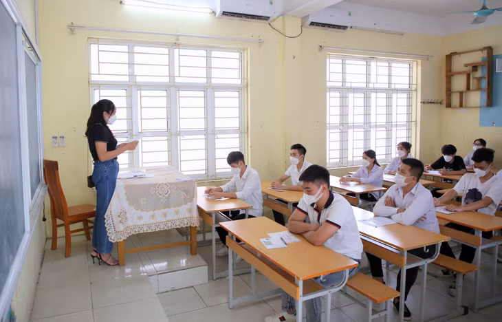 Cán bộ làm thi phổ biến cho các thí sinh Quy chế thi và những điểm cần lưu ý của kỳ thi.