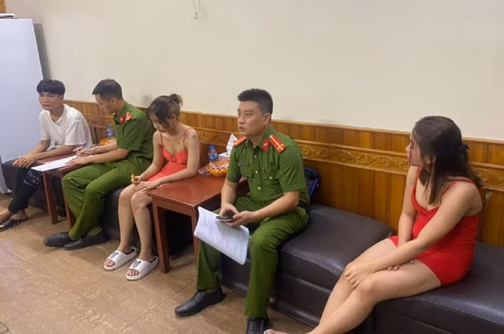 Lực lượng Công an TP Hải Phòng lập biên bản về hành vi vi phạm tại cơ sở massage.