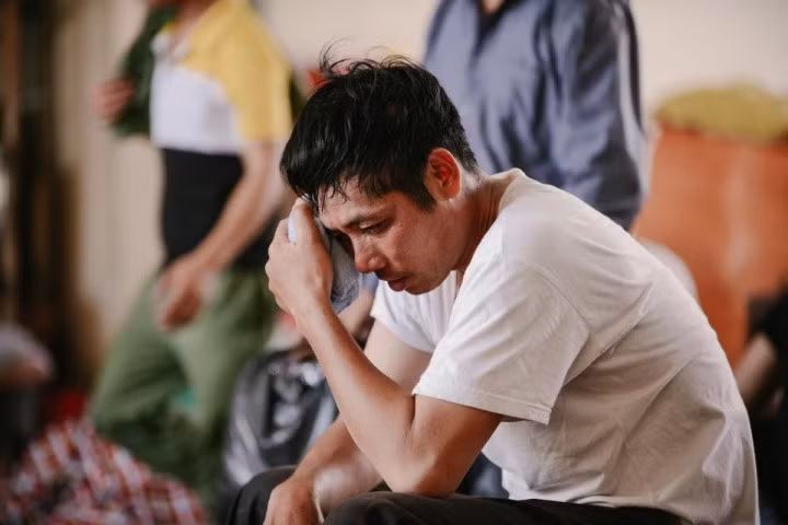 Làm việc trong điều kiện thời tiết nắng nóng như hiện nay rất dễ dẫn đến hiện tượng sốc nhiệt.