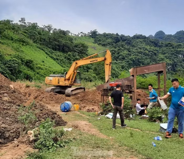Hiện trường vụ khai thác vàng trái phép bị phát hiện.