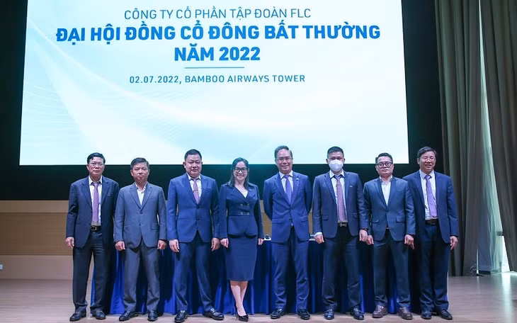 Ra mắt các thành viên Hội đồng quản trị và Ban Kiểm soát FLC nhiệm kỳ 2021-2026. Chủ tịch Hội đồng quản trị Lê Bá Nguyên đứng thứ 4 từ phải sang. (Ảnh: CTV)