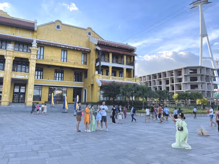 Du khách chụp ảnh lưu lại những kỷ niệm khi du lịch tại Quảng Ninh.