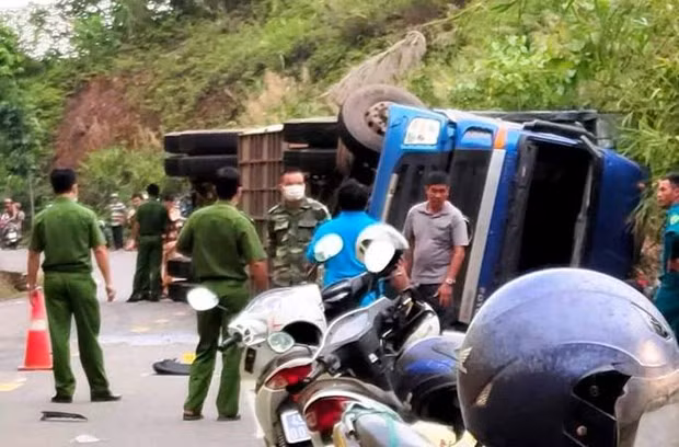 Lam Dong: Xe container bi lat tren deo Con O, hai nguoi tu vong hinh anh 1