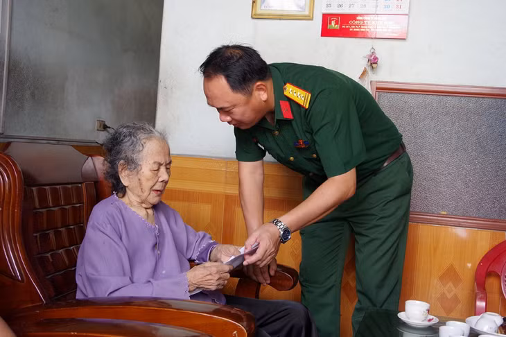 Nhân dịp này, thừa ủy quyền của Thủ trưởng Bộ Quốc phòng, Bộ CHQS tỉnh trao tặng sổ tiết kiệm cho gia đình bà Hoàng Thị Cúc (là Mẹ liệt sĩ) ở phường Cẩm Đông (TP Cẩm Phả) trị giá 10 triệu đồng.
