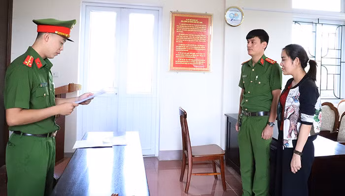 Tống đạt quyết định bắt tạm giam Hoàng Thị Bình.