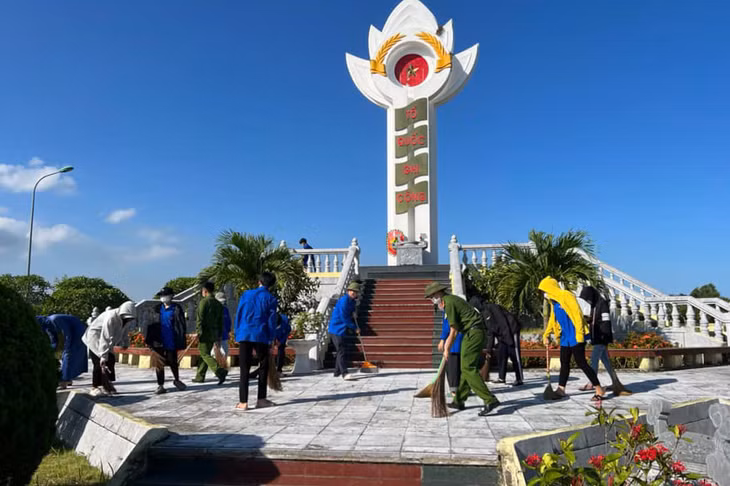 ĐVTN huyện tham gia dọn vệ sinh khuôn viên Nghĩa trang Liệt sĩ huyện nhân dịp 75 năm Ngày Thương binh - Liệt sĩ.