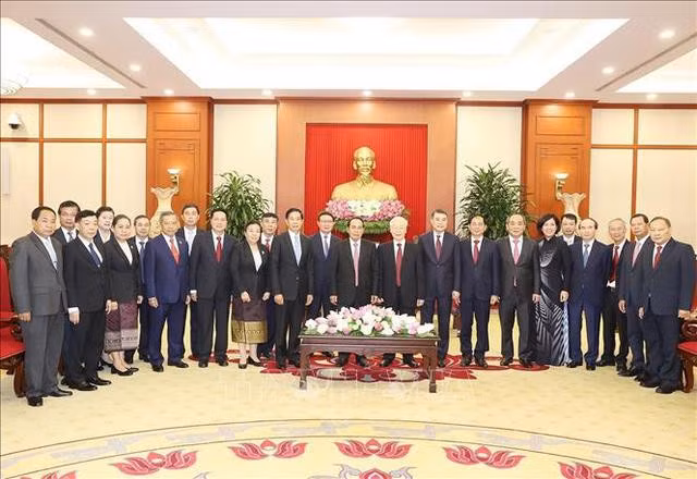 Tổng Bí thư Nguyễn Phú Trọng và đồng chí Bounthong Chitmany, cùng các đại biểu chụp ảnh chung - Ảnh: TTXVN