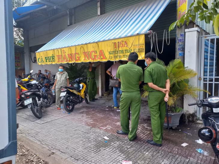 Quán cà phê trên đường Nguyễn Thị Thập.