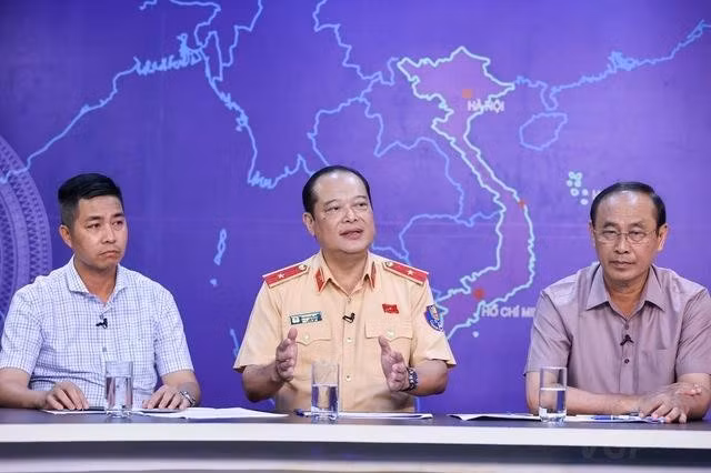 Thiếu tướng Lê Xuân Đức (giữa) trao đổi tại toạ đàm. Ảnh: VGP