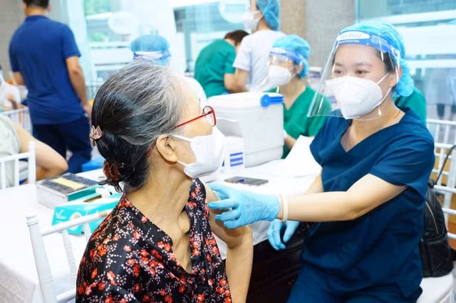 Đẩy mạnh tiêm vaccine phòng COVID-19 mũi 3, mũi 4 cho người từ 12 tuổi trở lên, tiêm đủ 2 mũi cho trẻ em từ 5 tuổi đến dưới 12 tuổi.