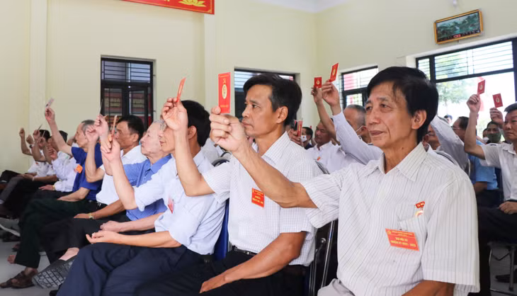 Các đảng viên khu phố 8, phường Quang Trung, TP Uông Bí thống nhất chương trình đại hội chi bộ.