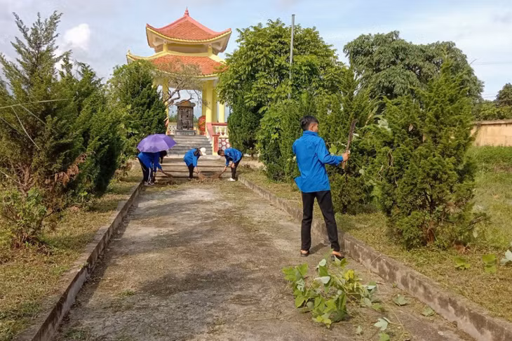 ĐVTN xã Quảng Tân (huyện Đầm Hà) ra quân dọn vệ sinh khu vực nhà bia tưởng niệm anh hùng liệt sĩ của xã, tháng 7/2022.
