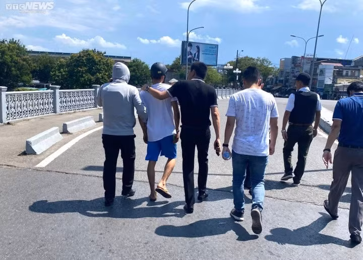 Dẫn giải nghi phạm về trụ sở công an.