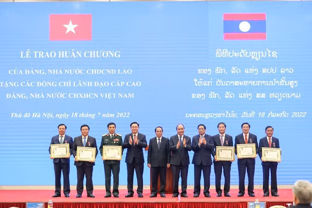 Các đồng chí Ủy viên Bộ Chính trị Bí thư Trung ương Đảng Cộng sản Việt Nam khoá XIII nhận Huân chương Tự do hạng Nhất của Lào - Ảnh: VGP/Nhật Bắc