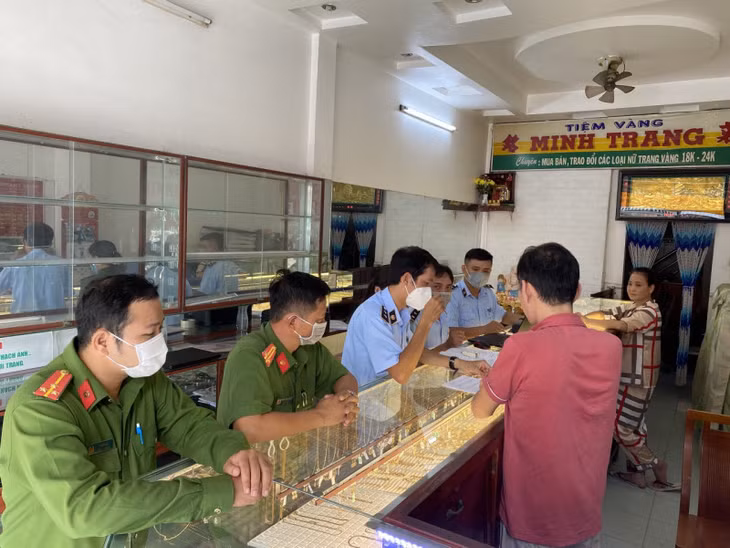 Tổ công tác kiểm tra Doanh nghiệp tư nhân Trương Thanh Kiên (tiệm vàng Minh Trang, TP Rạch Giá.