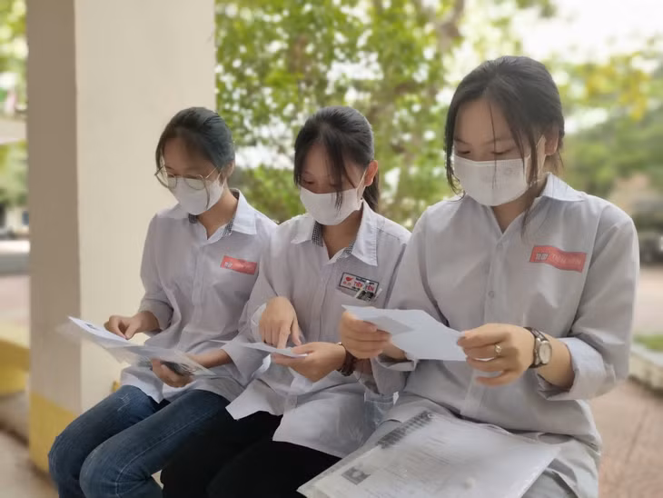 Trước giờ thi, nhiều sĩ tử tranh thủ ôn lại kiến thức đã được học.