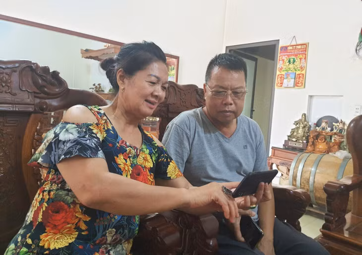Vợ chồng bà Lương Thị Tư, cựu TNXP Nông, lâm trường Hải Sơn vẫn còn giữ liên lạc với nhiều anh em đồng đội TNXP cùng công tác tại Pò Hèn năm 1979. 