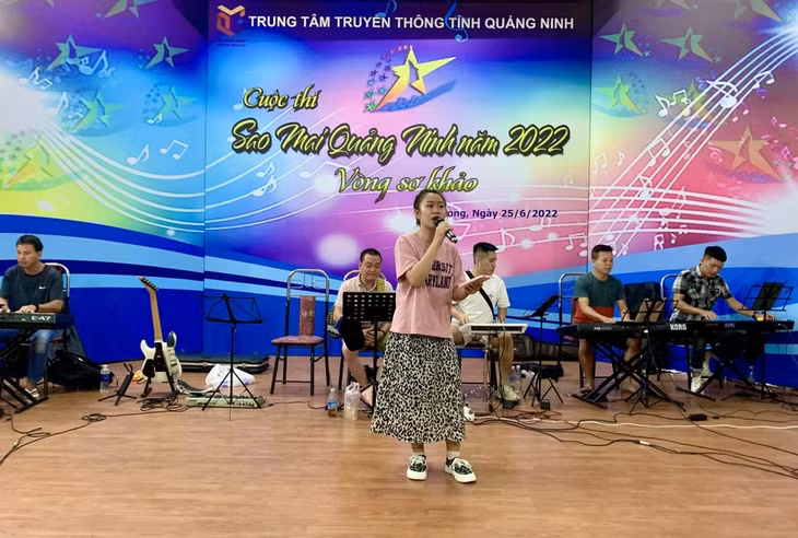 Thí sinh Nguyễn Anh Thư trong buổi tập với Ban nhạc Hạ Long Band chiều ngày 1/7