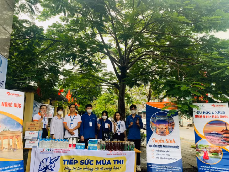 Chu Quốc Phong (ngoài cùng bên phải) là người đưa ra ý tưởng đầu tiên cho CLB Vẽ của nhà trường, cổ vũ tinh thần các sĩ tử trong Kỳ thi tốt nghiệp THPT năm 2022.