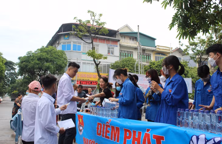 Để tiếp sức cho sĩ tử đi thi, thanh niên tình nguyện đã phát nước uống miễn phí cho thí sinh. Ảnh: Thu Hằng (CTV)
