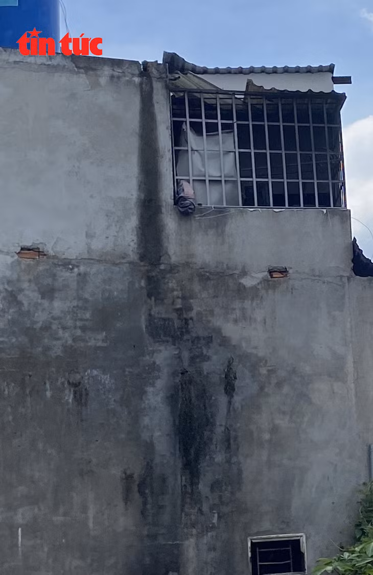 Phía sau căn nhà nơi xảy ra cháy.