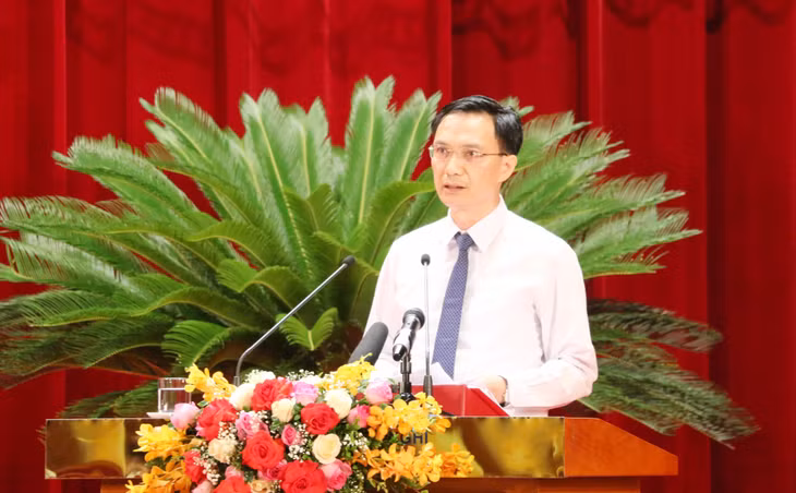 Đồng chí, Nguyễn Mạnh Cường, Ủy viên UBND tỉnh, Giám đốc Sở Kế hoạch và Đầu tư trình bày tóm tắt các tờ trình có liên quan đến lĩnh vực đầu tư công.