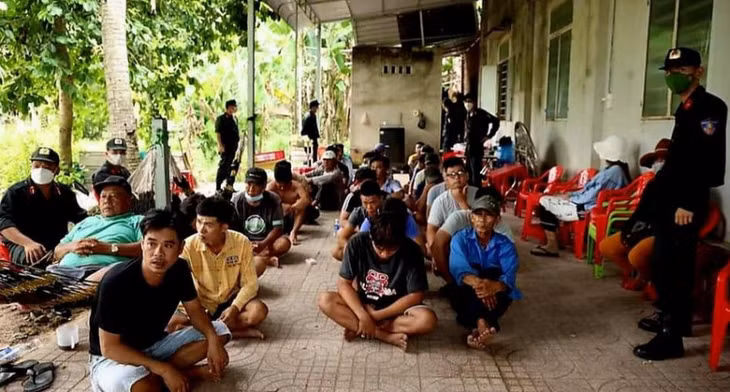 35 người sát phạt với số tiền ăn thua hàng trăm triệu đồng.