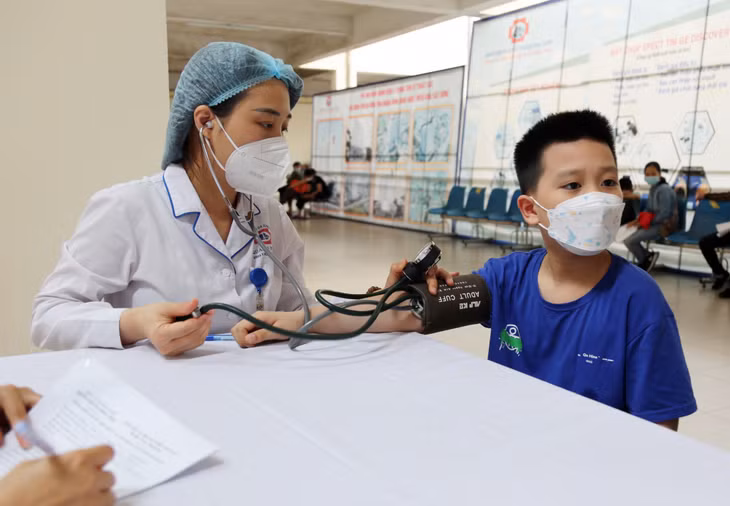 Khám sàng lọc trước tiêm cho trẻ thuộc nhóm thận trọng tiêm chủng tại điểm tiêm Bệnh viện Đa khoa tỉnh. Ảnh: Nguyễn Hoa
