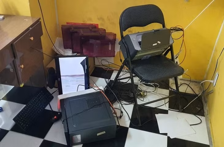 Nhiều tài sản trong văn phòng bị Đ đập hư hỏng. Ảnh N.Y