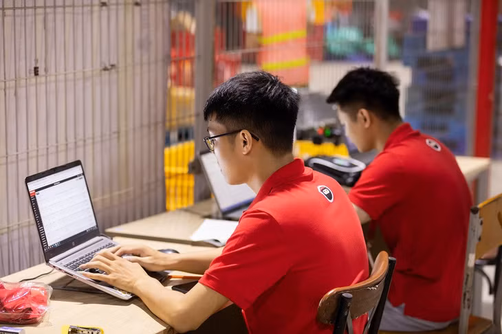 Các đơn vị logistics tiếp nhận đơn hàng và thực hiện các thủ tục để vận chuyển hàng xuyên biên giới. Ảnh: N.V