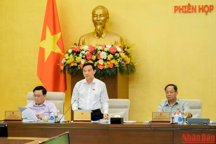 Phó Chủ tịch Quốc hội Nguyễn Khắc Định điều hành nội dung thảo luận tại phiên họp.