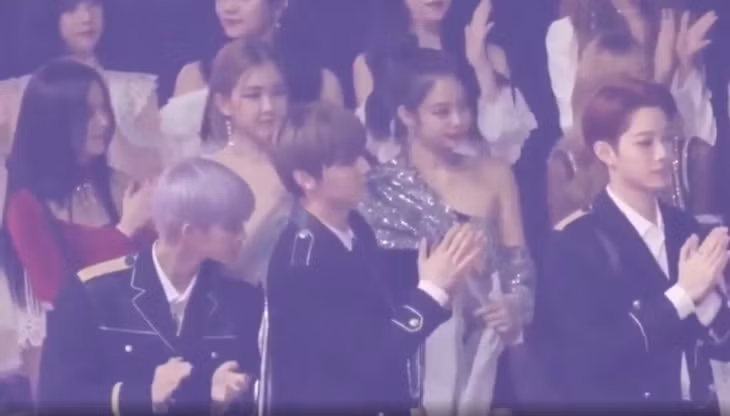 Blackpink đứng dậy vỗ tay chúc mừng iKon