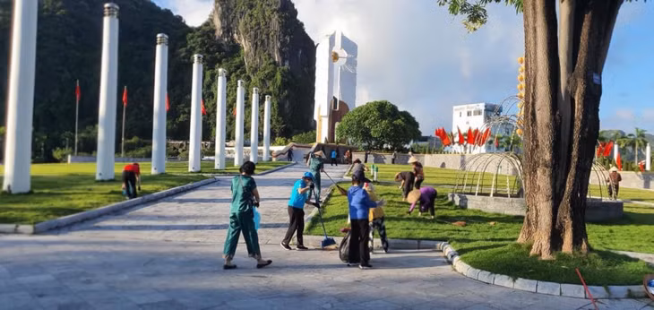 Hội viên phụ nữ trên địa bàn TP Hạ Long tích cực tham gia dọn vệ sinh quanh Đài tưởng niệm các anh hùng liệt sĩ.