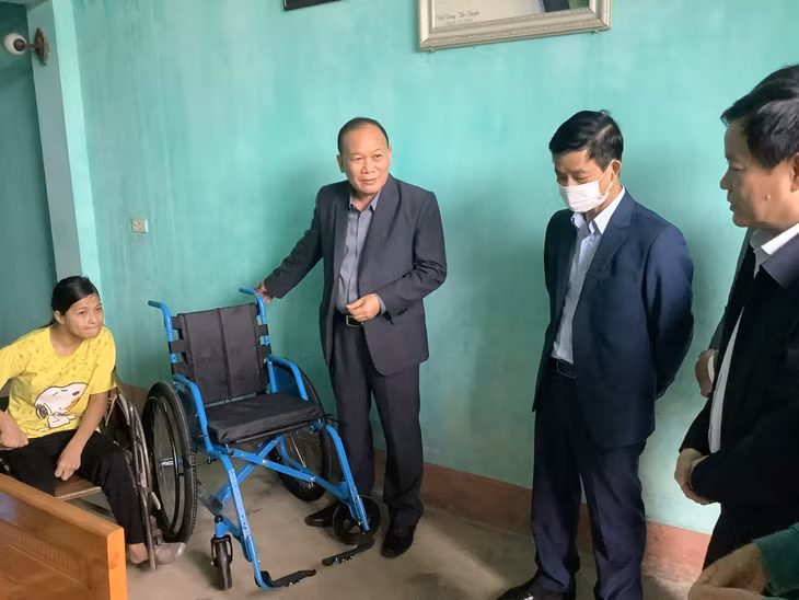 Lãnh đạo Sở Lao động - Thương binh và xã hội tỉnh thăm, tặng quà cho người khuyết tật có hoàn cảnh khó khăn tại huyện Đầm Hà, tháng 4/2022.