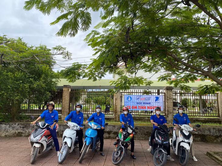 Tại các điểm thi, lực lượng thanh niên tình nguyện tổ chức các đội xe ôm miễn phí, hỗ trợ đưa đón các thí sinh nhà xa đến điểm thi.