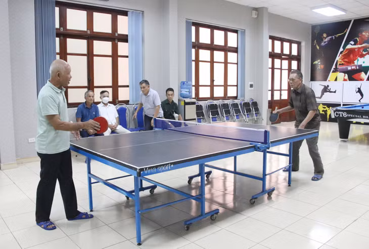 Các thương, bệnh binh điều dưỡng tại Trung tâm Điều dưỡng người có công tỉnh chơi thể thao tại phòng thể thao đa năng.