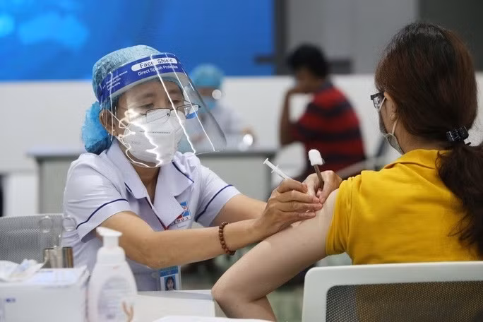 Tiêm vaccine COVID-19 luôn là biện pháp hiệu quả và có ý nghĩa chiến lược trong phòng, chống dịch bệnh COVID-19. Ảnh: Trần Minh