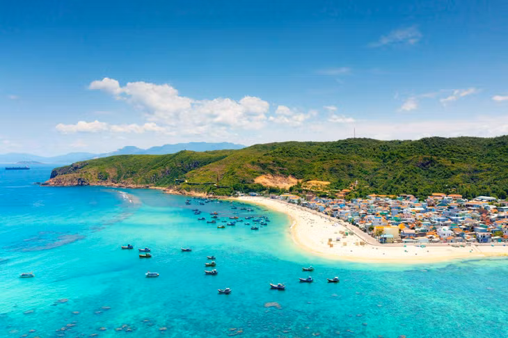 Bãi biển xanh trong đẹp mê mẩn ở Phú Yên - Ảnh: Nguyễn Dũng, Công Tâm