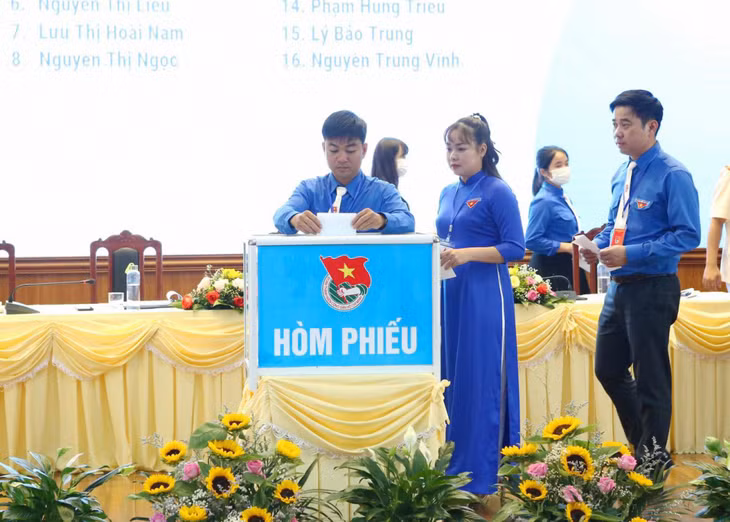 Đại biểu bỏ phiếu bầu Ban Chấp hành tại Đại hội đại biểu Đoàn TNCS Hồ Chí Minh huyện Cô Tô lần thứ VI, nhiệm kỳ 2022-2027.