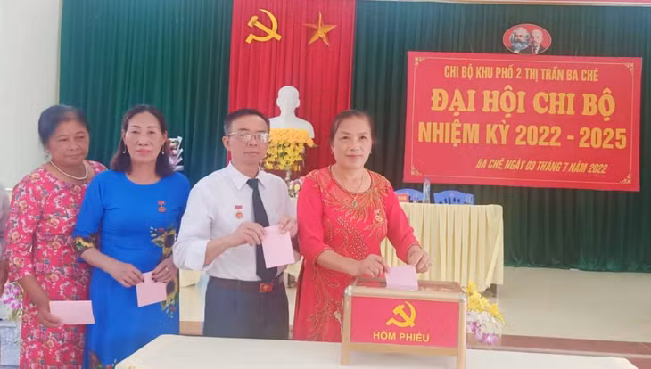 Đại hội tiến hành bầu chi ủy, bí thư và phó bí thư chi bộ nhiệm kỳ mới.