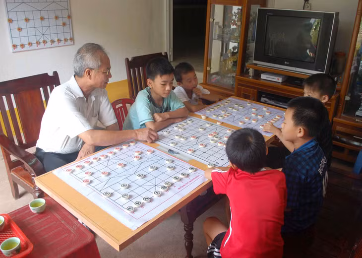 Ngày nay tuổi đã cao, ông Việt mở lớp dạy đánh cờ miễn phí cho trẻ em huyện Tiên Yên
