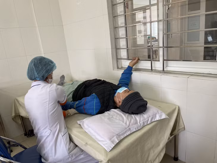 Bác sĩ chăm sóc sức khỏe cho người cao tuổi tại Bệnh viện Đa khoa Hạ Long.