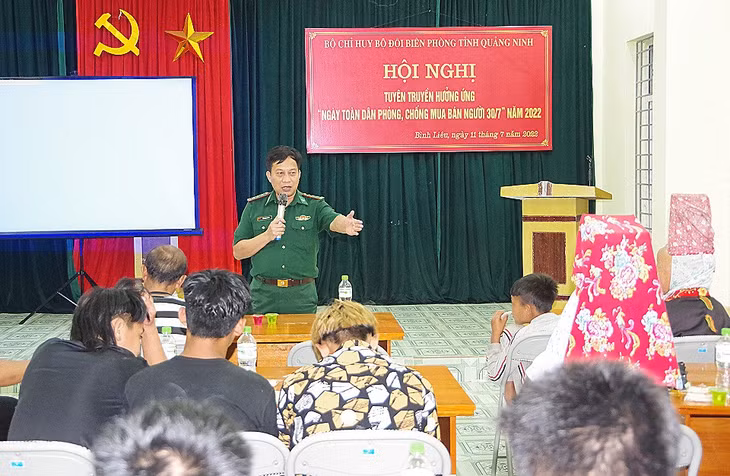 Thượng tá Trần Xuân Khánh, Phó trưởng Phòng phòng chống ma túy và tội phạm (Bộ Chỉ huy BĐBP tỉnh) giới thiệu những nội dung cơ bản của Luật phòng, chống mua bán người cho người dân bản Phai Lầu, xã Đồng Văn (Bình Liêu), tháng 7/2022.