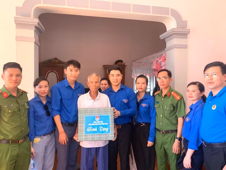 Đoàn Thanh niên Văn phòng UBND tỉnh tổ chức thăm hỏi, tặng quà tri ân một số gia đình chính sách, người có công trên địa bàn xã Quan Lạn (huyện Vân Đồn).
