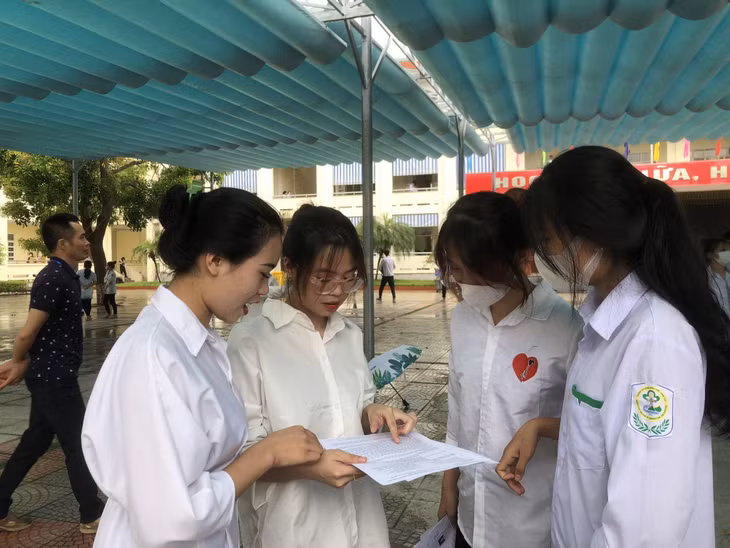 Thí sinh tại Điểm thi Trường THPT Bạch Đằng trao đổi bài làm sau giờ thi.