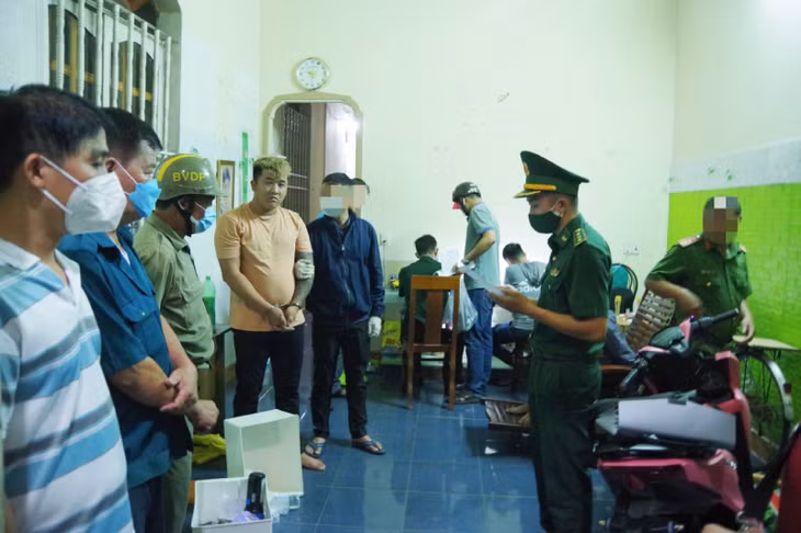 Lực lượng chức năng tổ chức khám xét nơi ở của đối tượng Dân.