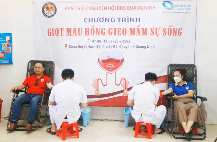 Điểm hiến máu chữ thập đỏ cố định của Bệnh viện Bãi Cháy tiếp tục nhận được 50 đơn vị máu được hiến tặng từ Ban thiện nguyện Hội bất động sản tỉnh Quảng Ninh.