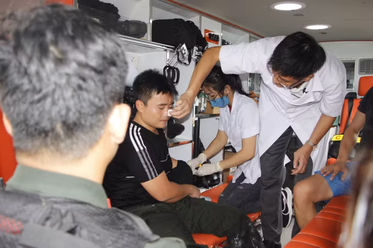 Lực lượng làm nhiệm vụ đảm bảo ANTT đã bị số đối tượng quá khích làm bị thương