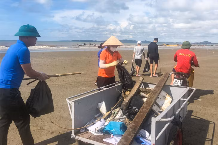 Buổi ra quân làm sạch môi trường biển năm 2022 được tổ chức tại bãi biển Trà Cổ (phường Trà Cổ, TP Móng Cái).