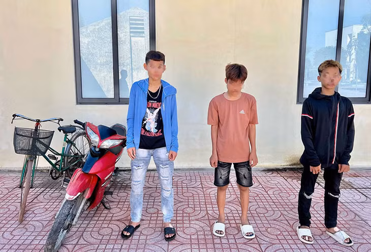 Đối tượng Nguyễn C.N. (áo đen) cùng các đối tượng còn lại và phương tiện liên quan.